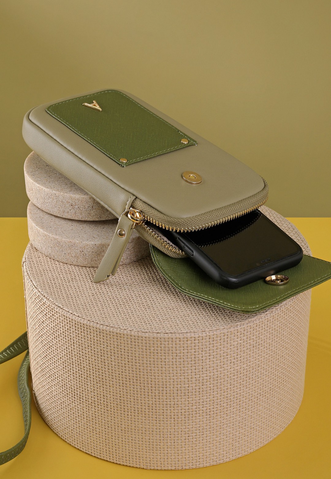 SADDLE PHONE POUCH