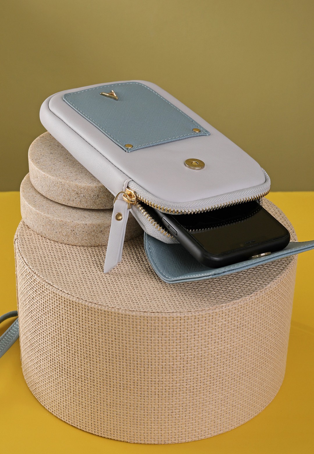 SADDLE PHONE POUCH
