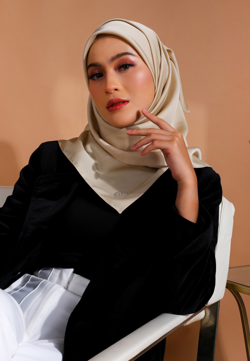 SQ 159 SARA PLAIN